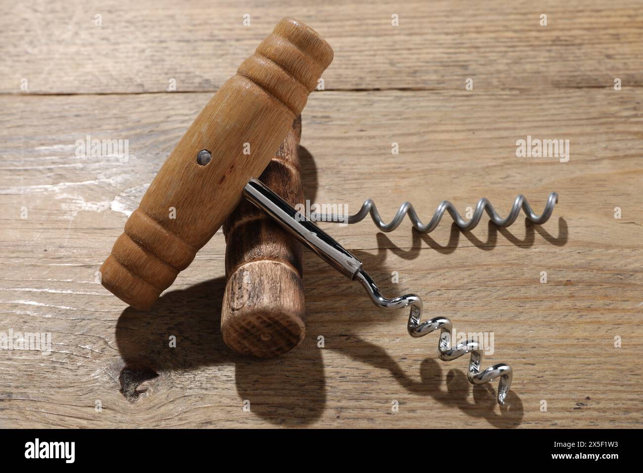 Due diversi cavatappi su un tavolo di legno. Utensili da cucina Foto Stock