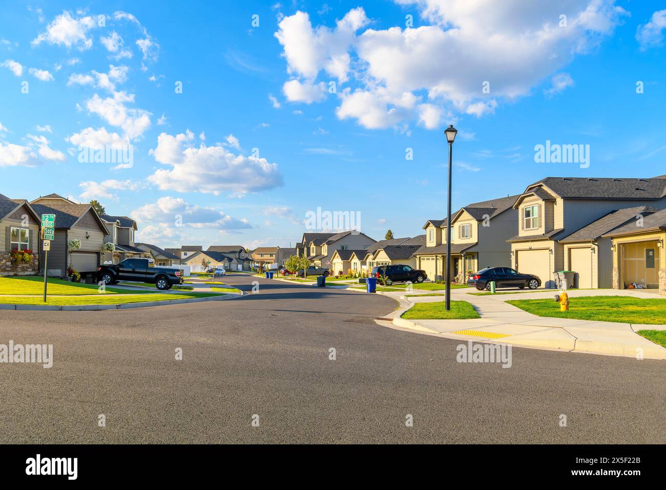 Una tipica suddivisione americana di nuove case nella zona suburbana di Medical Lake, appena fuori Spokane, Washington, USA. Foto Stock