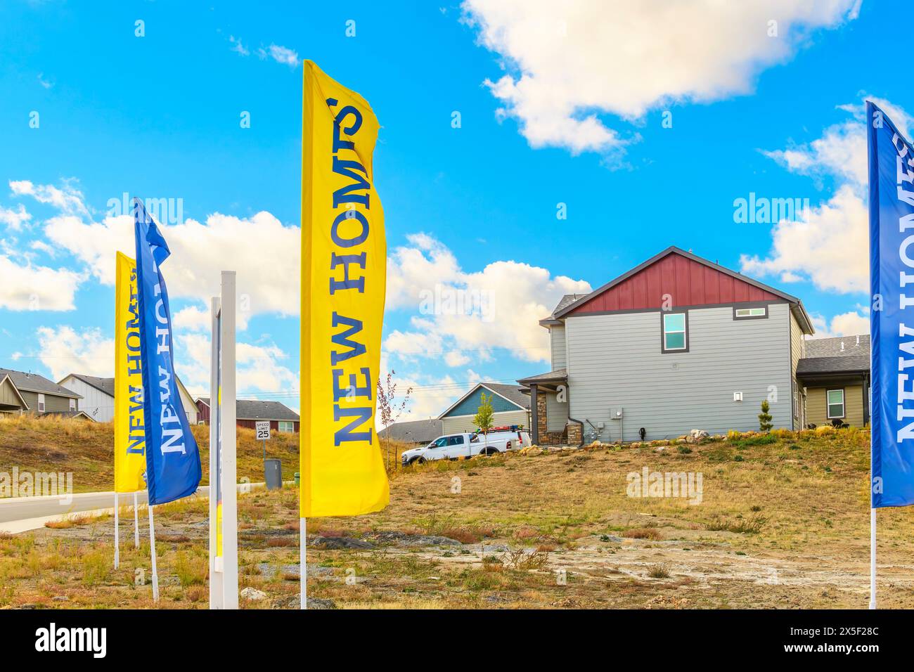 Le nuove bandiere di casa sventolano lungo una strada in una suddivisione collinare di nuove case vicino a Spokane, Washington State, USA. Foto Stock