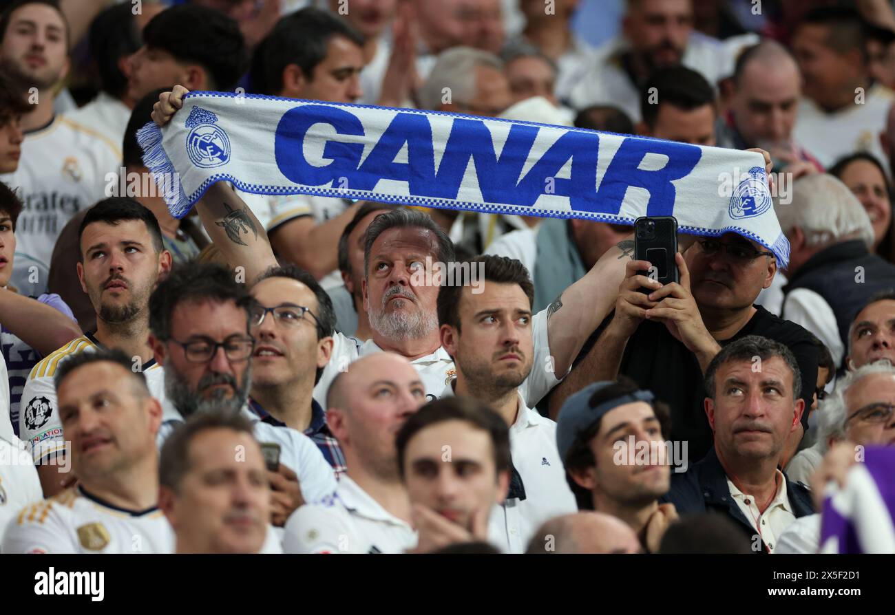 Tifosi del Real Madrid in tribuna prima della semifinale di UEFA Champions League, partita di andata e ritorno al Santiago Bernabeu, Madrid. Data foto: Mercoledì 8 maggio 2024. Foto Stock