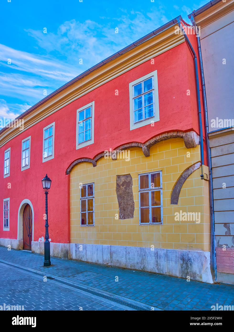 La facciata colorata della Casa di preghiera ebraica medievale (Cappella ebraica, sinagoga ortodossa) in via Tancsics Mihaly, Budapest, Ungheria Foto Stock