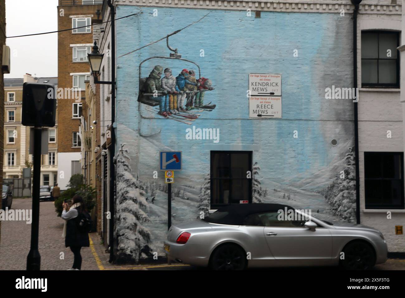 Ski Mural dipinto sul lato di Una casa a Reece Mews Kensington Londra Inghilterra Foto Stock