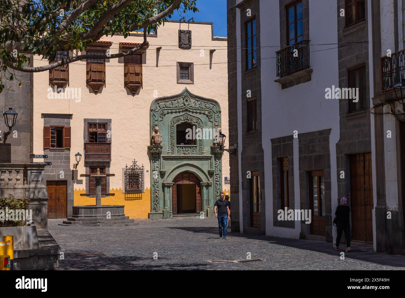 Gran Canaria, Spagna: 21 marzo 2024: Persone che camminano fuori dalla Biblioteca Colombina, Casa de Colon (casa di Colombo) Las Palmas, Gran Canaria, Spagna Foto Stock