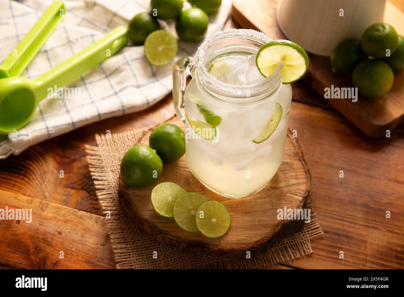 Limonata fatta in casa con limoni biologici e menta, una bevanda rinfrescante popolare in molti paesi. In Messico fa parte delle loro tradizionali fresche Aguas, Foto Stock