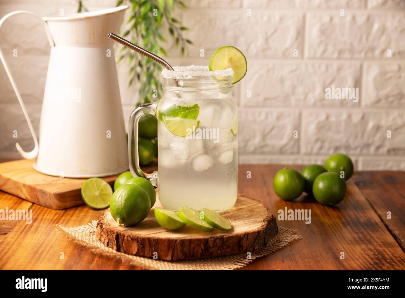 Limonata fatta in casa con limoni biologici e menta, una bevanda rinfrescante popolare in molti paesi. In Messico fa parte delle loro tradizionali fresche Aguas, Foto Stock