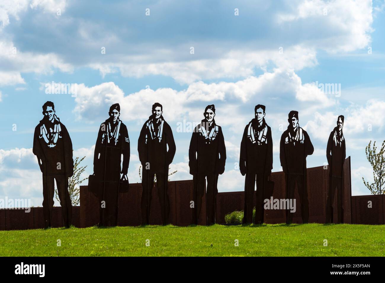 Figure tagliate di aviatori si trovavano di fronte alle mura commemorative, International Bomber Command Centre, Lincoln City, Lincolnshire, Inghilterra, Regno Unito Foto Stock