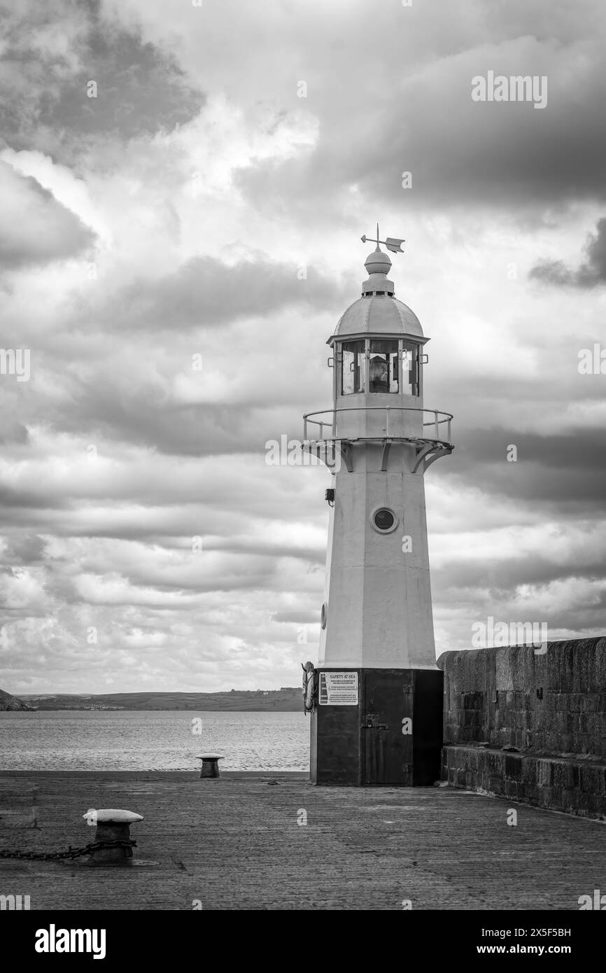 MEVAGISSEY, CORNOVAGLIA, REGNO UNITO, 3 MAGGIO. Veduta del faro di Mevagissey in Cornovaglia il 3 maggio 2024 Foto Stock