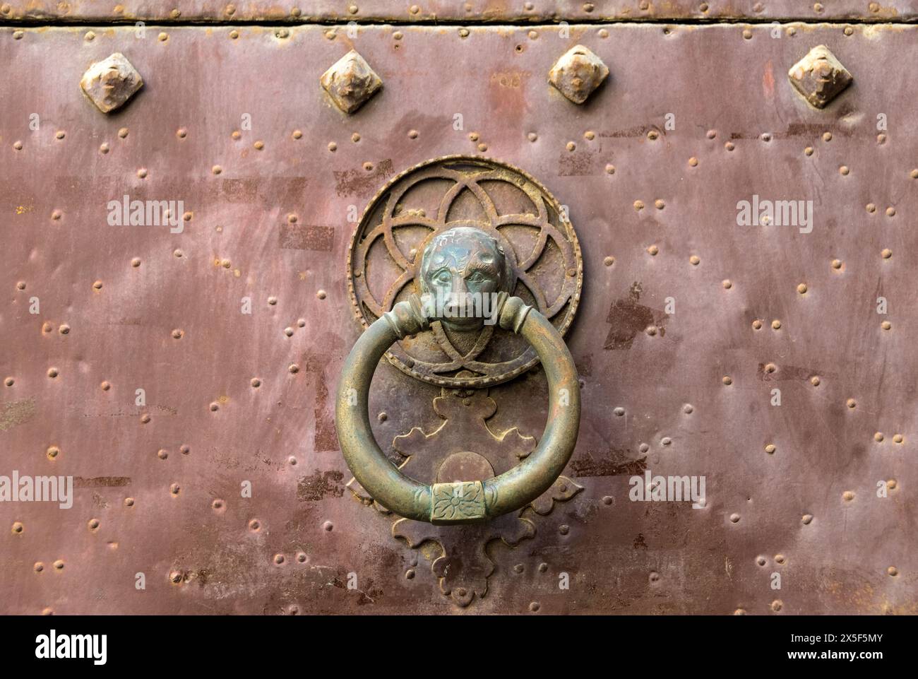 Una vecchia porta bussa nella città vecchia di Valencia, in Spagna Foto Stock
