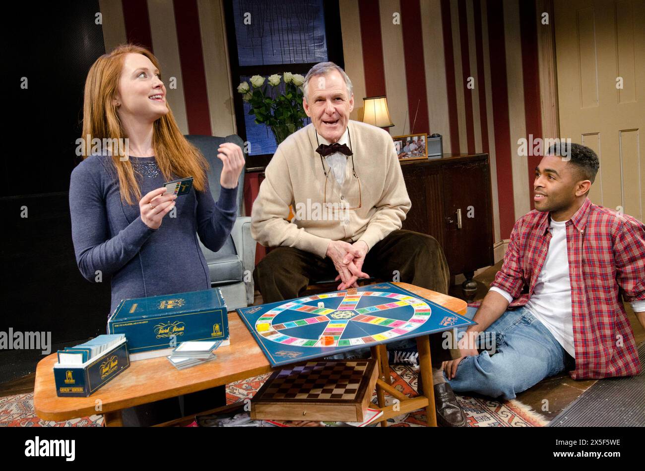 l-r: Olivia Hallinan (Joey), Ian Gelder (George), Anthony Walsh (Sam) in PRECIOUS LITTLE TALENT di Ella Hickson ai Trafalgar Studios 2, Londra SW1 08/04/2011 design: Lucy Osborne illuminazione: Mark Jonathan regista: James Dacre Foto Stock