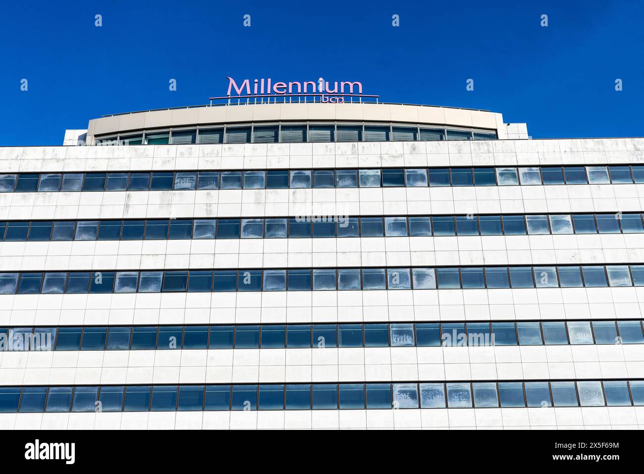 Porto, Portogallo - 23 novembre 2023: Facciata e logo della sede centrale della Millennium bcp Bank in piazza Joao a Porto o Oporto, Portogallo Foto Stock