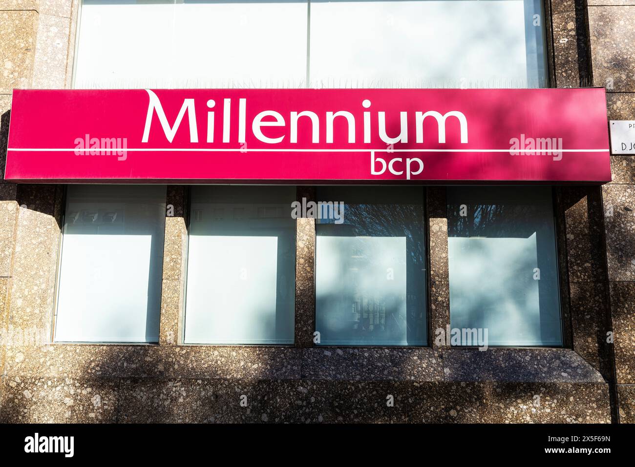Porto, Portogallo - 23 novembre 2023: Facciata e logo della sede centrale della Millennium bcp Bank in piazza Joao a Porto o Oporto, Portogallo Foto Stock