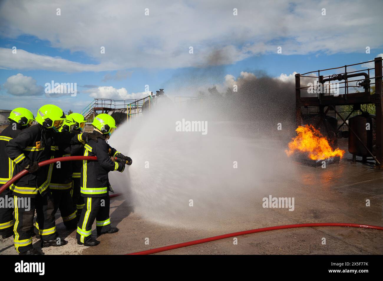 Addestramento dei vigili del fuoco, spruzzando acqua al fuoco presso la raffineria di petrolio di ineos grangemouth Foto Stock