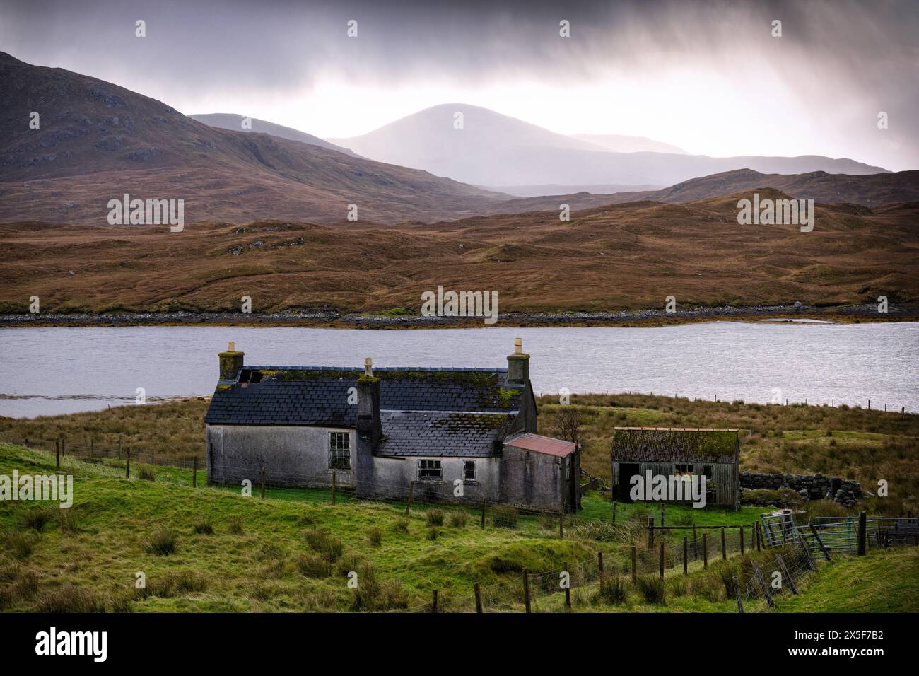 Casa e fattoria abbandonata a Kintarvie, Isola di Harris, Ebridi esterne, Scozia Foto Stock
