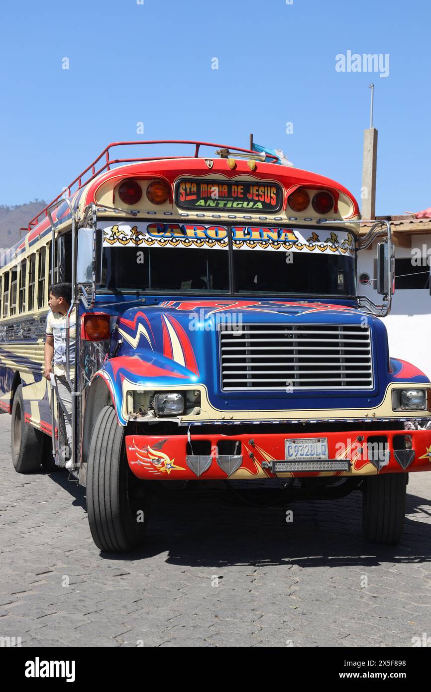 "Chicken Bus". Antigua, Guatemala. Scuolabus americano in pensione ristrutturato nella stazione degli autobus vicino al mercato municipale. Vivace, individualizzato, famoso. Foto Stock