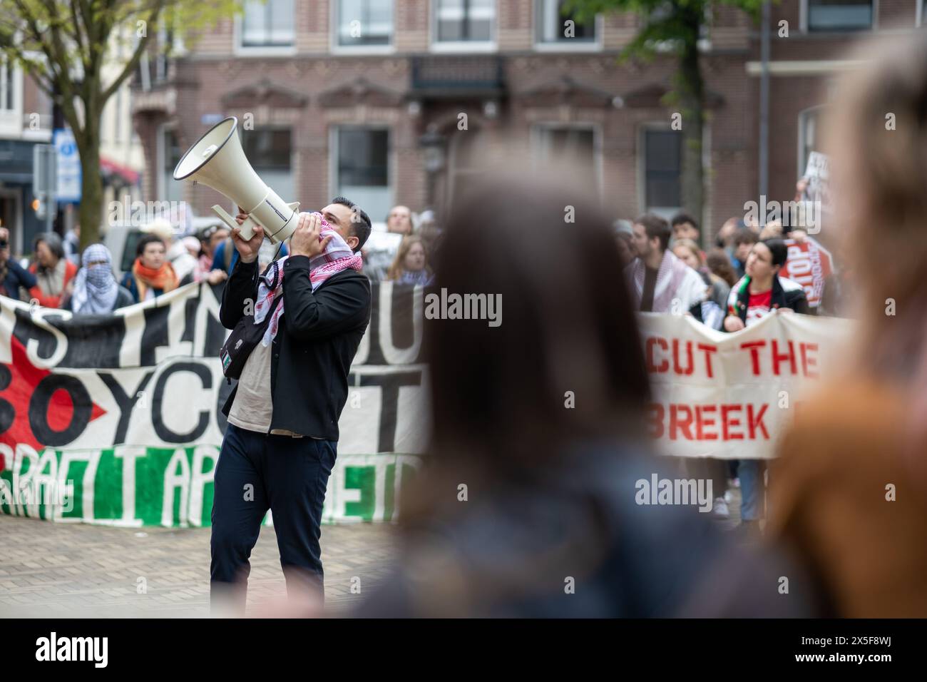 Utrecht, Paesi Bassi, 8 maggio 2024, studenti che protestano contro la posizione dell'Università nel conflitto israelo-palestinese a Domplein, un leader usa un megafono per gridare alla Utrecht University Hall, ZNM Photography Foto Stock