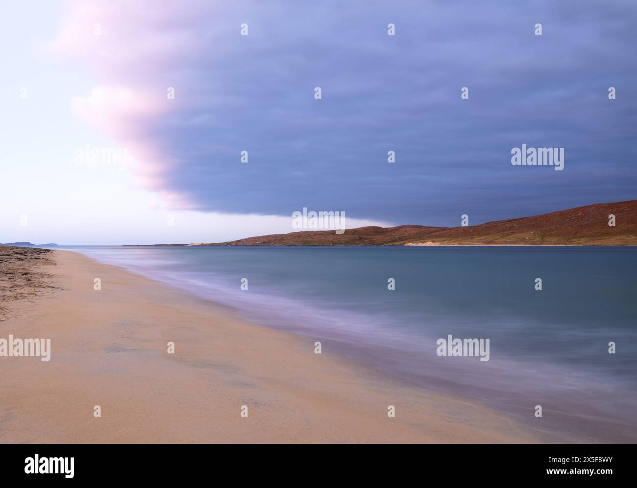 Alba su Traigh Rosamol (spiaggia di Rosamol), guardando verso Taransay, Isola di Harris, Ebridi esterne, Scozia Foto Stock