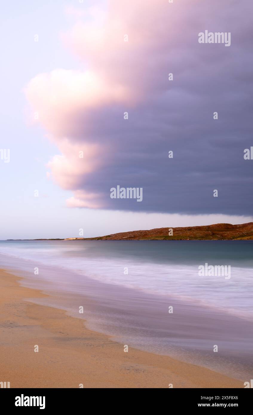 Alba su Traigh Rosamol (spiaggia di Rosamol), guardando verso Taransay, Isola di Harris, Ebridi esterne, Scozia Foto Stock