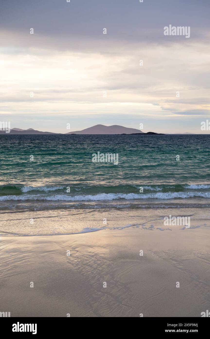Tramonto sulla spiaggia Huisinish (Hushinish) sulla costa occidentale dell'isola di Harris, Ebridi esterne, Scozia Foto Stock