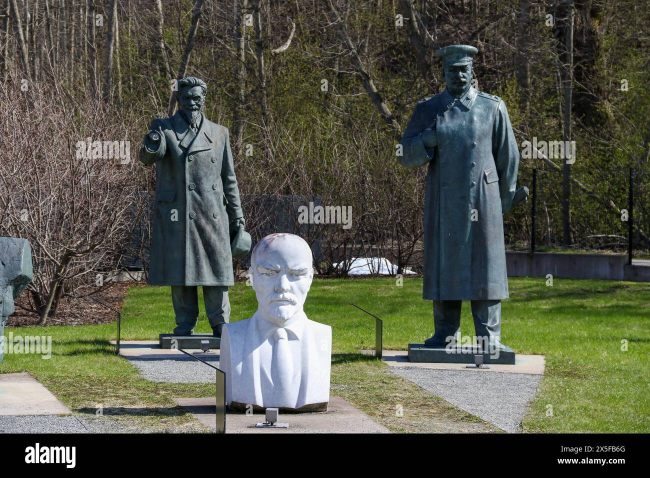 Tallin, Estonia - aprile 27 2024: Statue di Stalin e Lenin esposte nel giardino del museo. Nessuna persona visibile Foto Stock