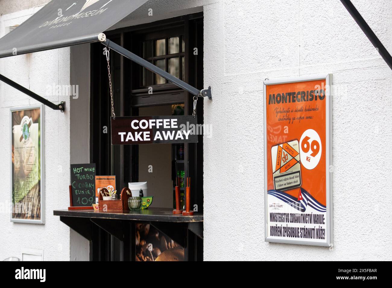 praga, repubblica ceca - 3 marzo 2024: Vendita di caffè da asporto di fronte alla strada della città. Nessuna persona visibile Foto Stock