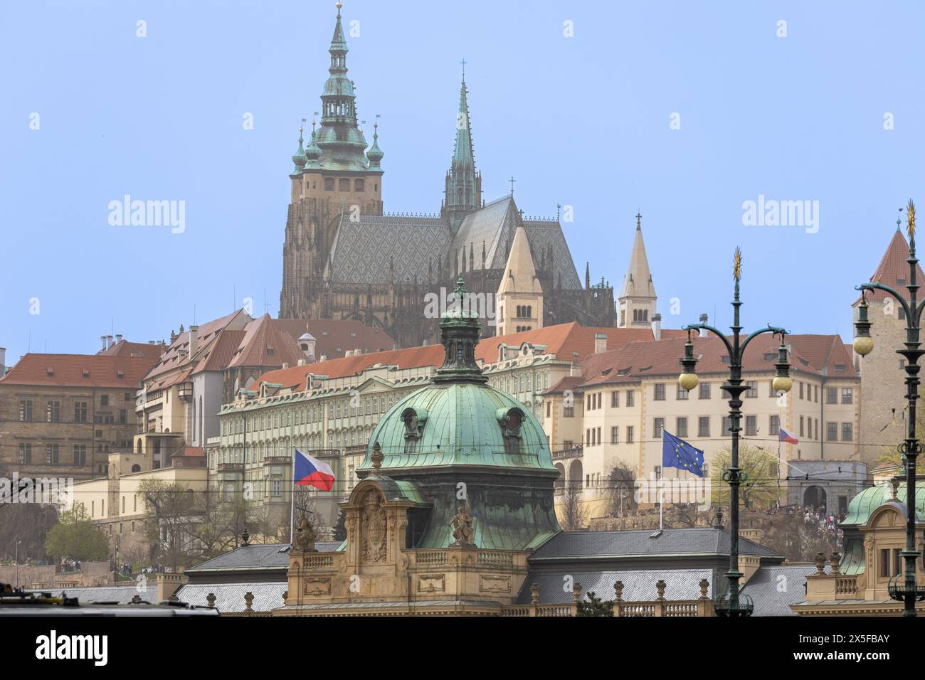 praga, repubblica ceca - 3 marzo 2024: Centro città con edifici storici e chiesa. Bandiera ceca e UE visibile Foto Stock