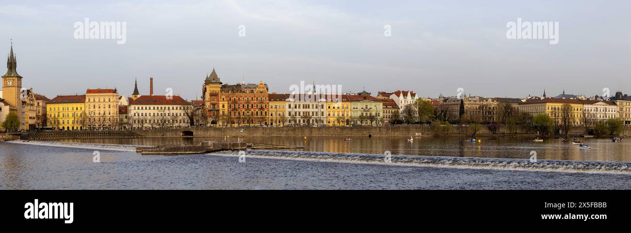 Praga, repubblica ceca - 3 marzo 2024: Panorama del lungomare e degli edifici lungo il fiume Moldava. Foto Stock