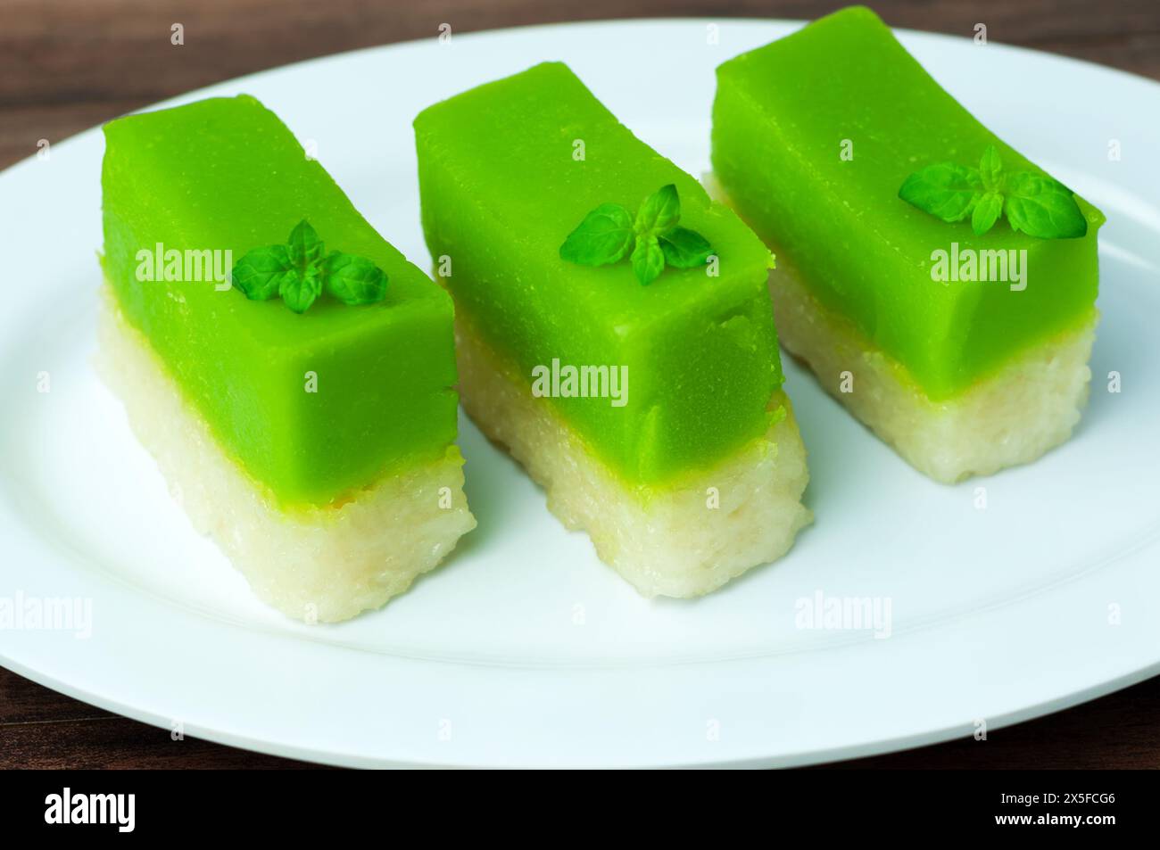 Fette di kuih Talam o Pandan Tray Cake Foto Stock