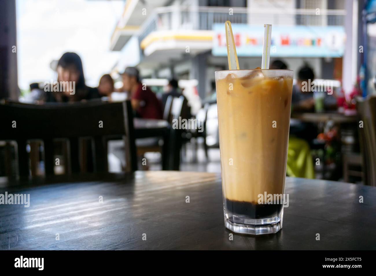 Speciale tè freddo con latte a tre strati Sarawak Teh C. Foto Stock