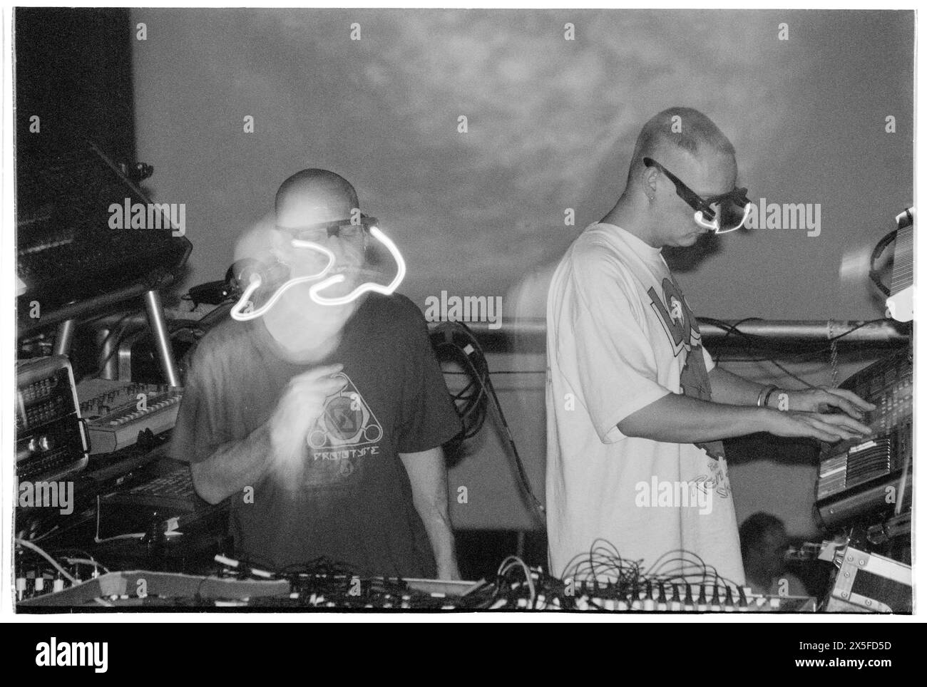 ORBITAL, TOUR CLASSICO, 1993: Le leggende della musica dance Orbital sul loro ponteggio centrale con occhiali leggeri durante il Megadog Tour alla Cardiff University a Cardiff, Galles, Regno Unito, il 4 ottobre 1993. Foto: Rob Watkins. INFO: Orbital, un pionieristico duo di musica elettronica inglese formato nel 1989, ha giocato un ruolo cruciale nello sviluppo dei generi ambient e techno. I fratelli Paul e Phil Hartnoll hanno creato brani innovativi, atmosferici e ballabili che hanno lasciato un impatto duraturo sulla musica elettronica. Foto Stock