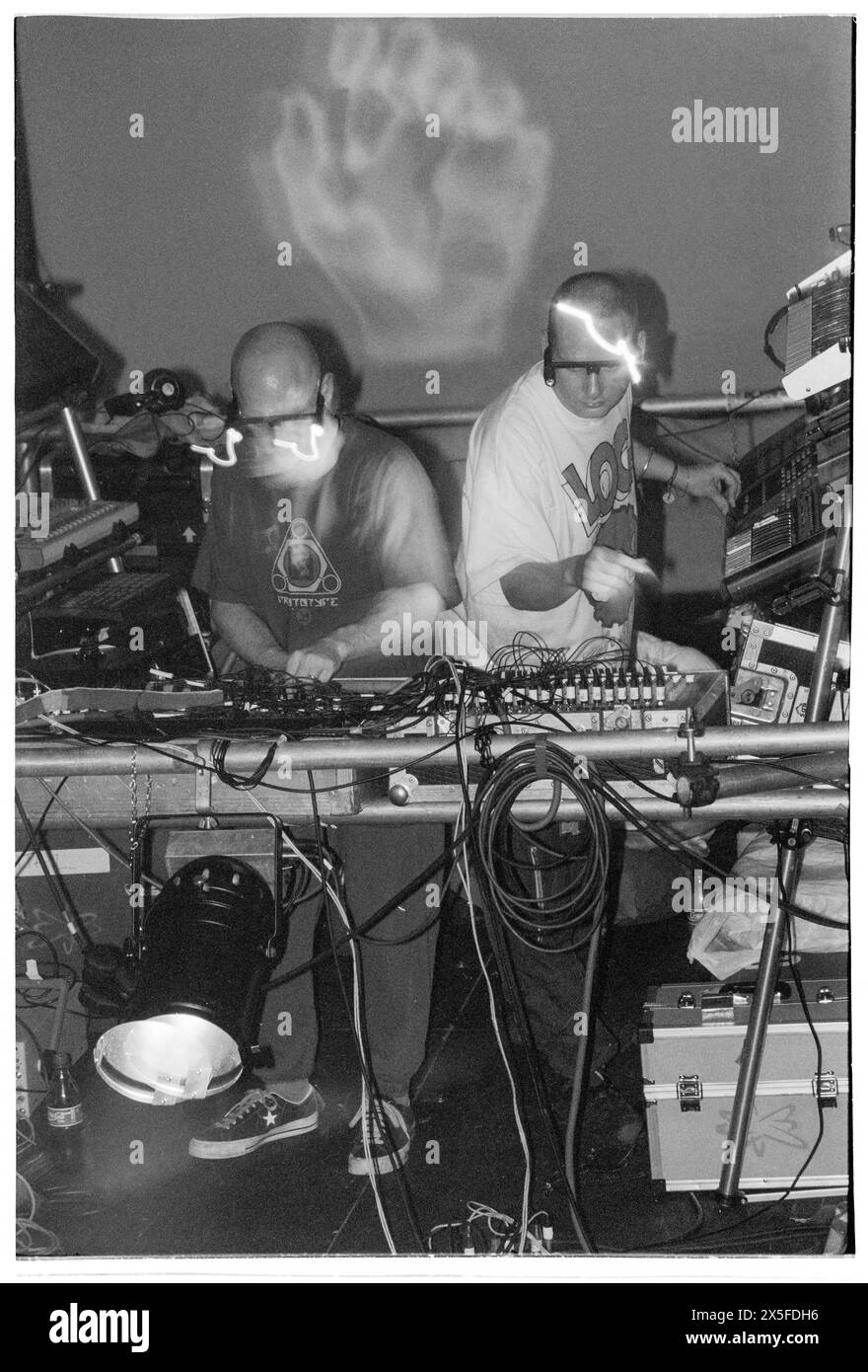 ORBITAL, TOUR CLASSICO, 1993: Le leggende della musica dance Orbital sul loro ponteggio centrale con occhiali leggeri durante il Megadog Tour alla Cardiff University a Cardiff, Galles, Regno Unito, il 4 ottobre 1993. Foto: Rob Watkins. INFO: Orbital, un pionieristico duo di musica elettronica inglese formato nel 1989, ha giocato un ruolo cruciale nello sviluppo dei generi ambient e techno. I fratelli Paul e Phil Hartnoll hanno creato brani innovativi, atmosferici e ballabili che hanno lasciato un impatto duraturo sulla musica elettronica. Foto Stock