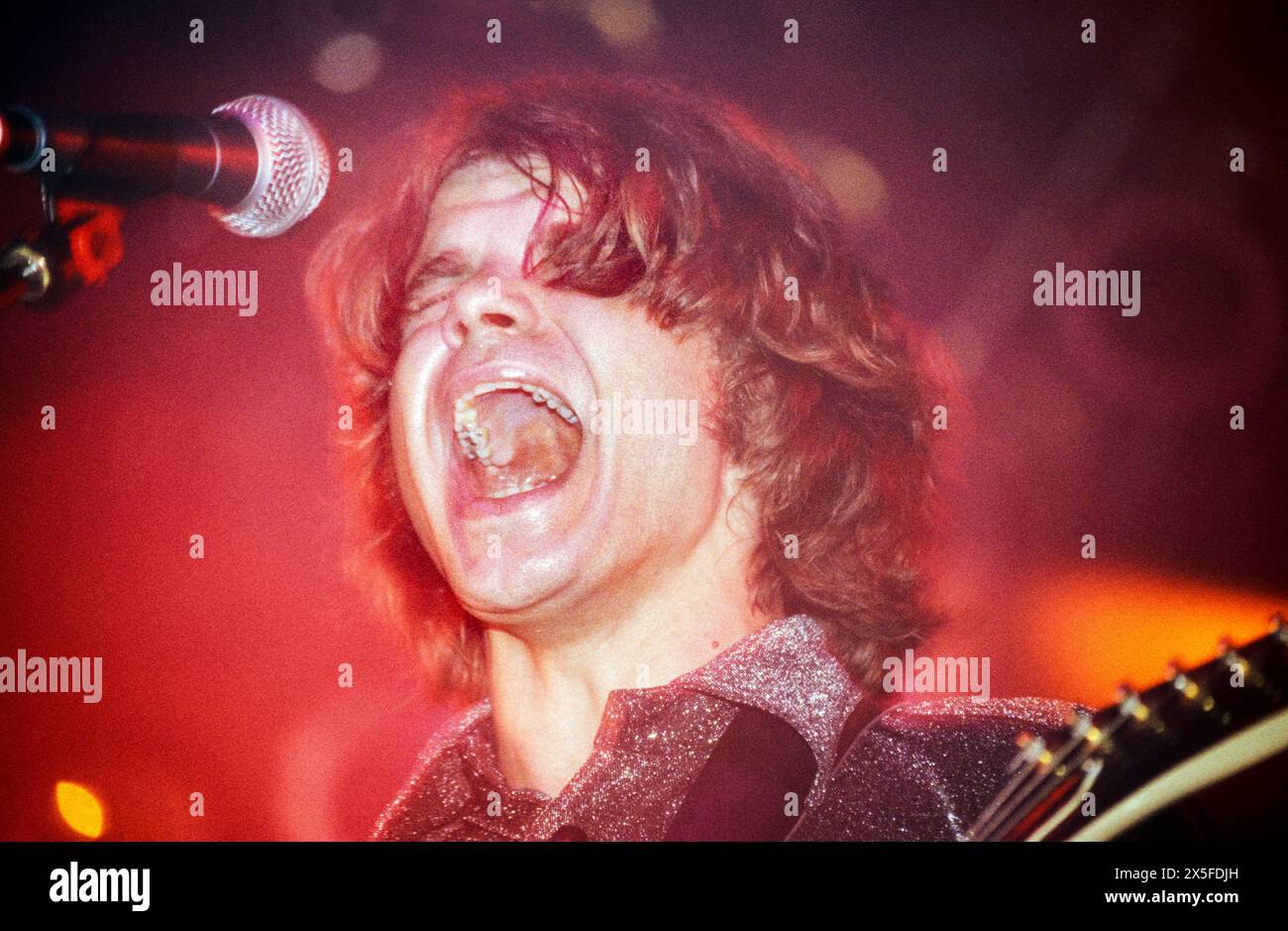 THE WANNADIES, READING FESTIVAL, 1997: Cantante e chitarrista Pär Wiksten della band svedese The Wannadies on the Melody Maker Stage al Reading Festival, Reading, Regno Unito, il 23 agosto 1997. Foto: Rob Watkins. INFO: The Wannadies, un gruppo musicale alternative rock svedese formatosi nel 1988 a Skellefteå, ha ottenuto un riconoscimento internazionale con le loro melodie infettive e i ganci accattivanti. Successi come "You and me Song" e "Hit" li hanno spinti alla fama, stabilendoli come amori della scena musicale indie degli anni '90. Foto Stock