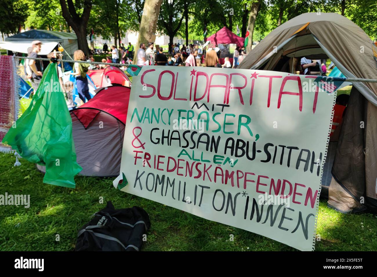 Bonn, NRW, Deutschland, 09.05.2024: Hofgartenwiese: Pro-Palästina Camp an der uni Bonn: Pro-palästinensische Studenten wollen im Hofgarten bis zum 16. Mai campieren, um auf die Lage im Gazastreifen aufmerksam zu machen. Auf einem Schild steht: Solidarität mit Nancy Fraser, Ghassan Abu-Sittag und allen friedenskämpfenden Kommiliton*innen *** Bonn, NRW, Germania, 09 05 2024 Hofgartenwiese Pro Palestine Camp presso l'Università di Bonn Pro gli studenti palestinesi vogliono accamparsi nell'Hofgarten fino al 16 maggio per attirare l'attenzione sulla situazione nella Striscia di Gaza Un segno recita solidarietà con Nancy Fraser, GH Foto Stock