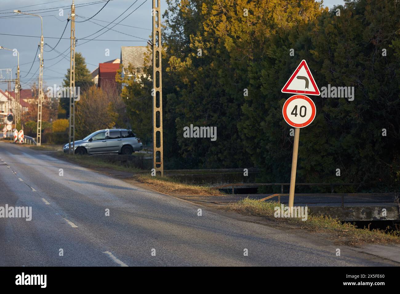 Segnale del limite di velocità in una strada residenziale Foto Stock