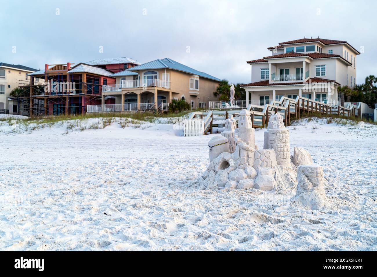 Castello di sabbia sulla spiaggia di sabbia bianca di Destin, Florida, sul Golfo del Messico, Stati Uniti. Foto Stock