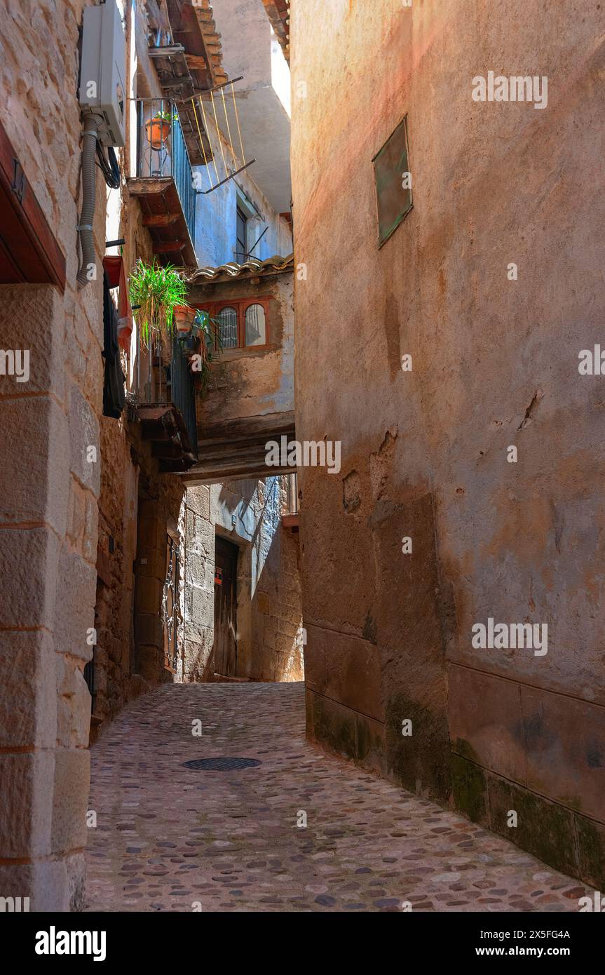 Una bella strada medievale nella città di Valderrobres. Teruel Spagna. Foto Stock