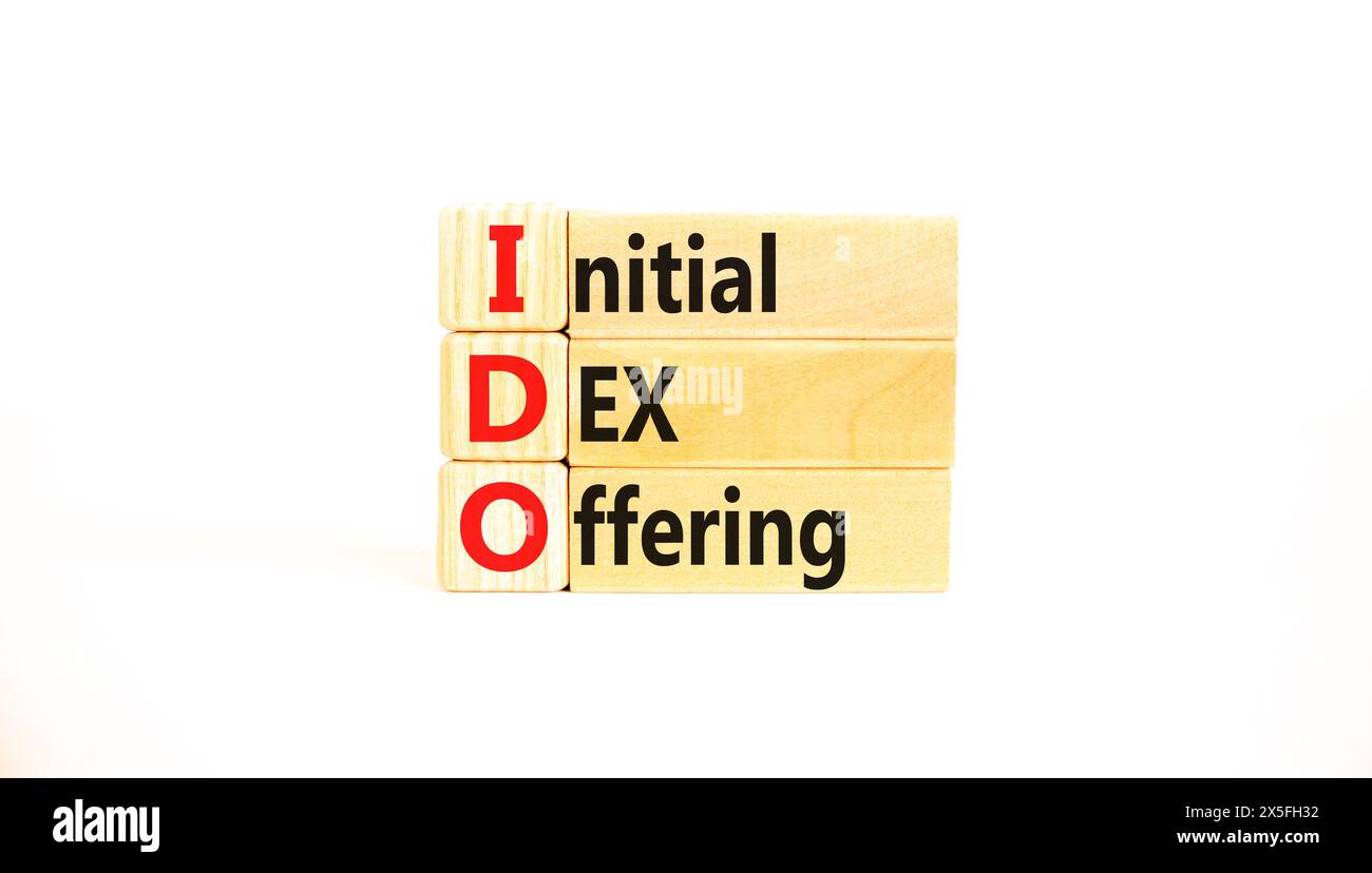 IDO, simbolo di offerta DEX iniziale. Parole concettuali IDO offerta iniziale DEX su bellissimi blocchi di legno. Splendido sfondo bianco. D. Iniziale IDO aziendale Foto Stock
