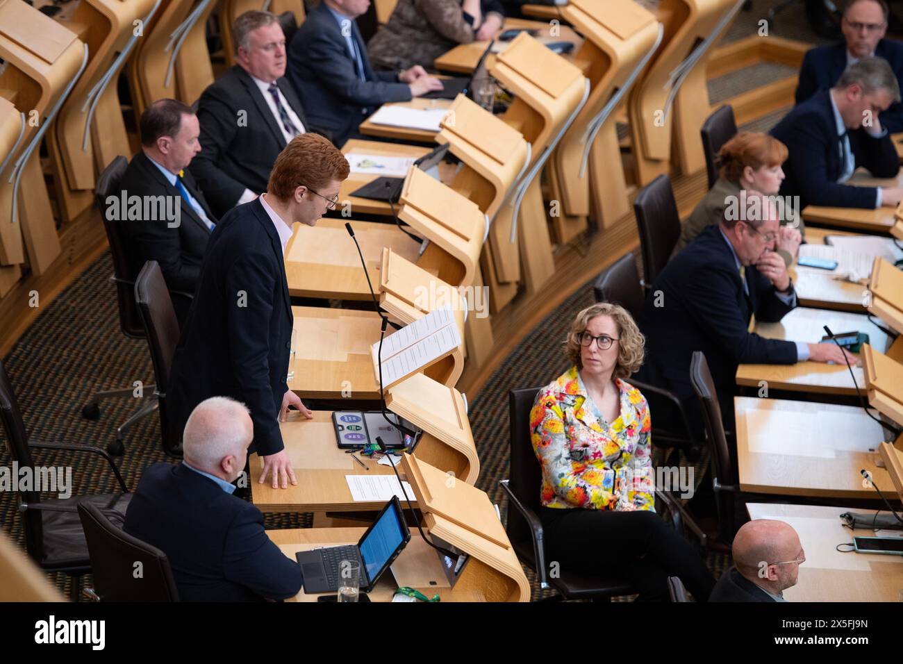 Edimburgo, Scozia, Regno Unito. 9 maggio 2024 NELLA FOTO: Ross Greer MSP del Partito Verde scozzese spiega perché il suo partito si oppone alla nomina di Kate Forbes come vice primo ministro: “mi viene chiesto di votare per qualcuno che pensa che ci sia qualcosa che non va in me, non a causa di qualsiasi opinione che ho, ma semplicemente a causa di chi sono. Non lo farò." Nomina dei Ministri scozzesi e dei Ministri scozzesi giovani, il giorno dopo che John Swinney MSP è stato votato come nuovo primo Ministro della Scozia. Scene all'interno del Parlamento scozzese a Holyrood. Credito: Colin D Fisher Foto Stock