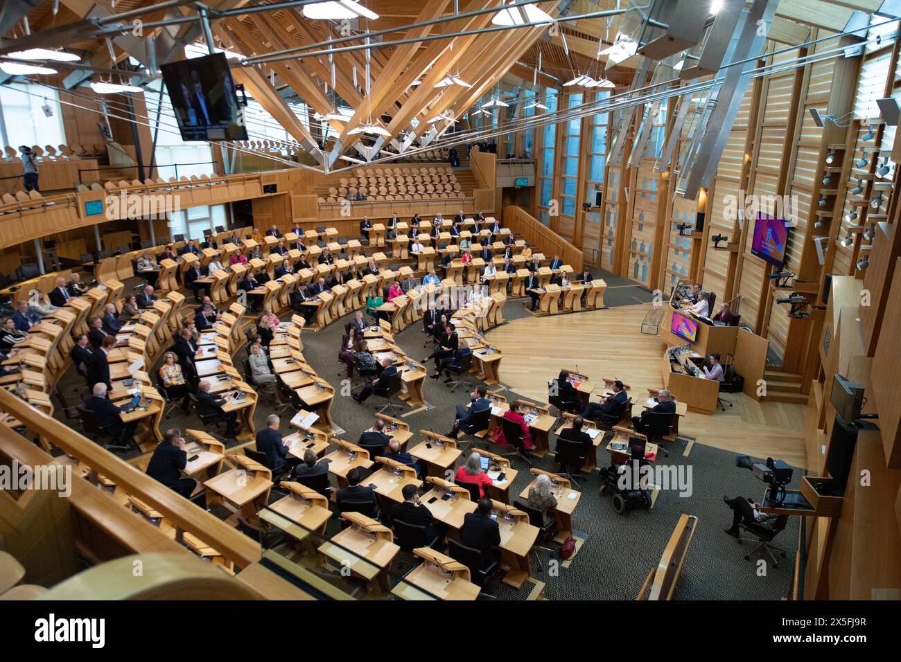 Edimburgo, Scozia, Regno Unito. 9 maggio 2024 NELLA FOTO: Ross Greer MSP del Partito Verde scozzese spiega perché il suo partito si oppone alla nomina di Kate Forbes come vice primo ministro: “mi viene chiesto di votare per qualcuno che pensa che ci sia qualcosa che non va in me, non a causa di qualsiasi opinione che ho, ma semplicemente a causa di chi sono. Non lo farò." Nomina dei Ministri scozzesi e dei Ministri scozzesi giovani, il giorno dopo che John Swinney MSP è stato votato come nuovo primo Ministro della Scozia. Scene all'interno del Parlamento scozzese a Holyrood. Credito: Colin D Fisher Foto Stock