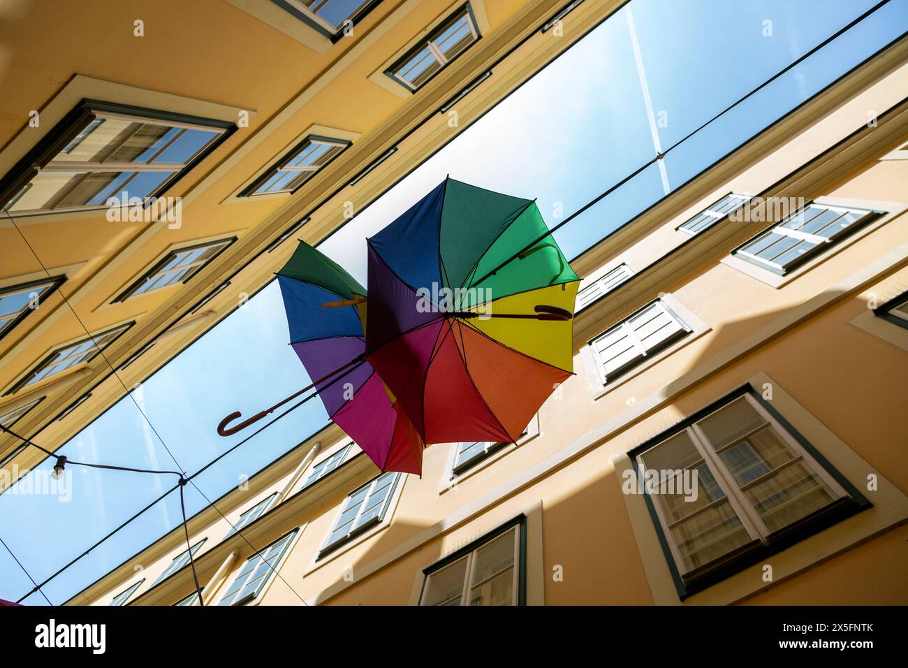 Una strada a Vienna con ombrelli sospesi Foto Stock