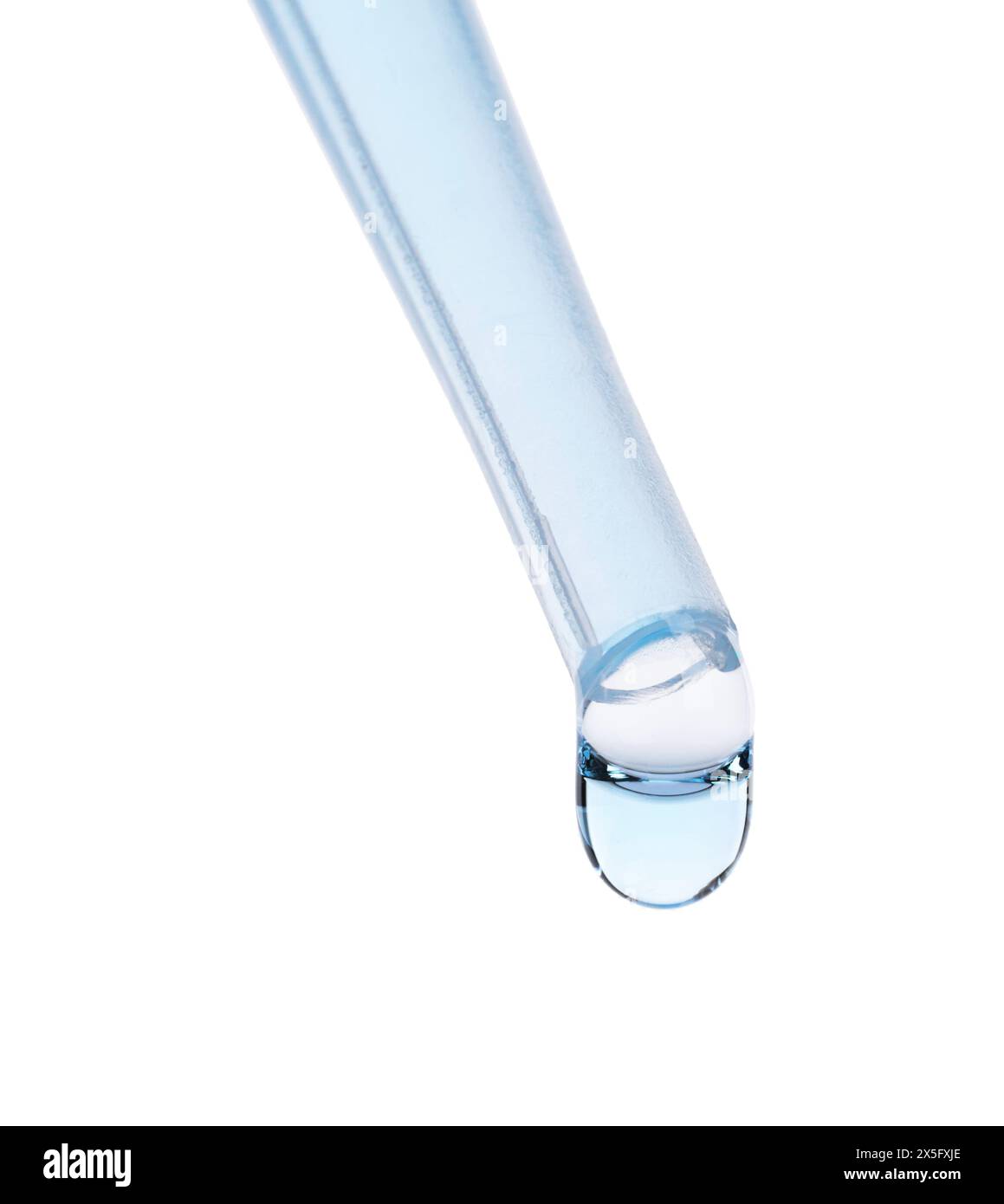 Gocciolamento di liquido dalla pipetta isolata su bianco, primo piano Foto Stock
