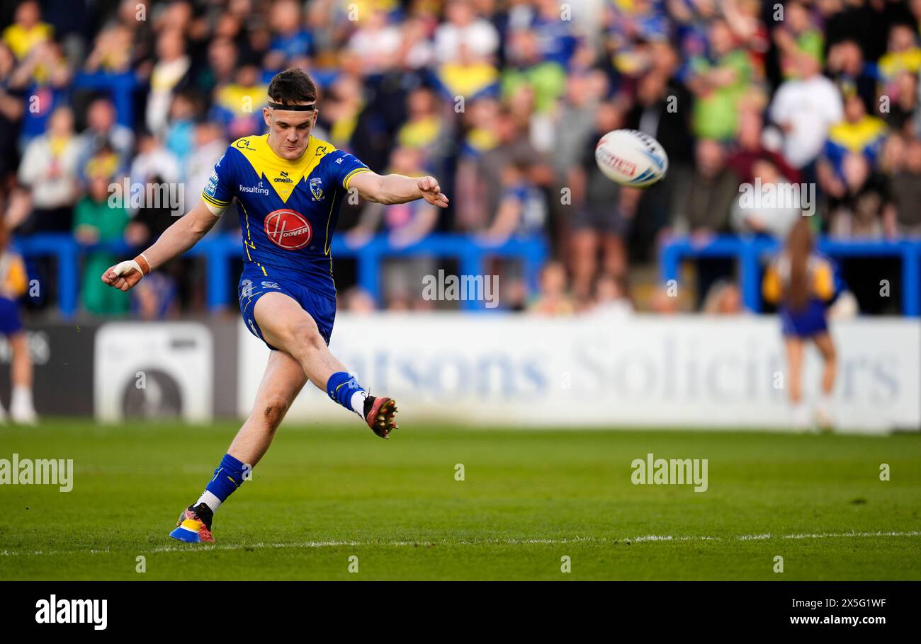 Josh Thewlis dei Warrington Wolves segna una conversione durante il Betfred Super League match all'Halliwell Jones Stadium di Warrington. Data foto: Giovedì 9 maggio 2024. Foto Stock