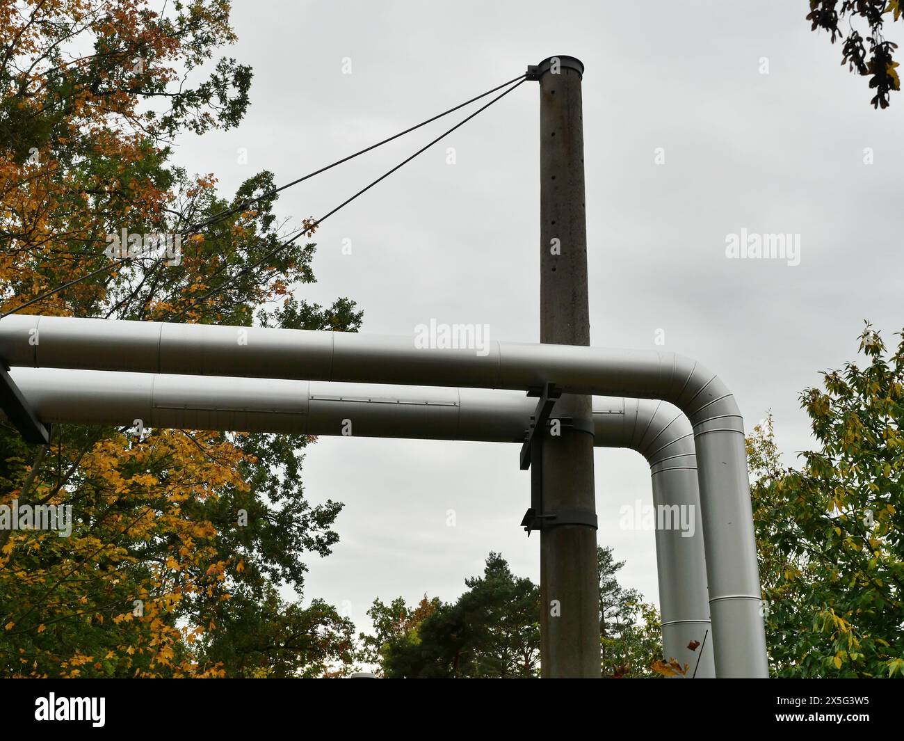 Nelle città, i tubi di teleriscaldamento scorrono fuori terra attraverso percorsi di condotti, su ponti sopraelevati di tubazioni o su ponti sulle strade. Foto Stock