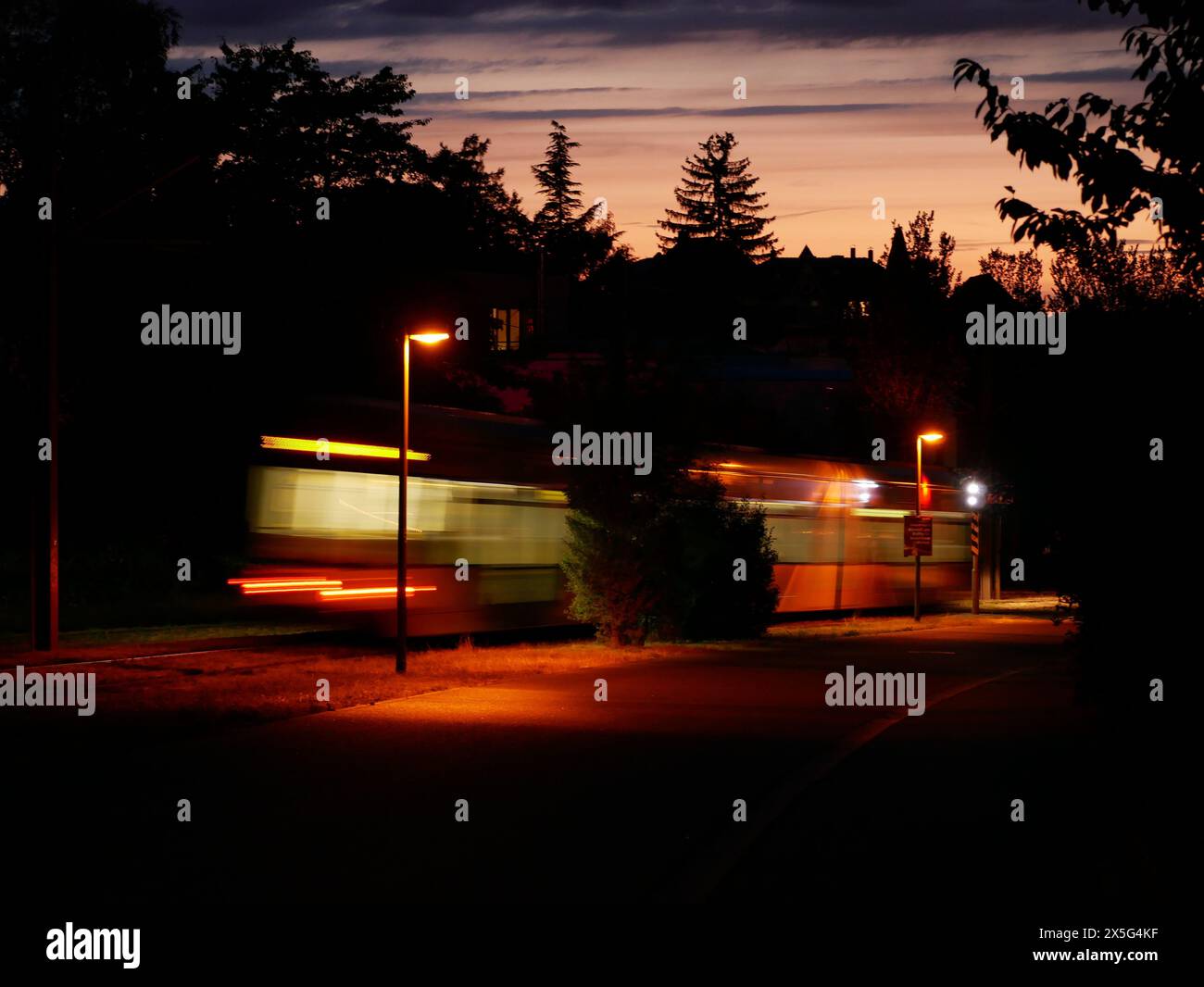 Ripresa notturna di un tram in movimento a Passauerstraße Foto Stock