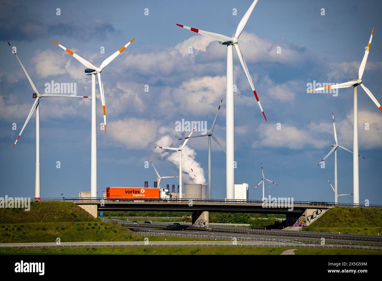 RWE Windpark Jüchen A44n, Windpark Garzweiler, presso la miniera di lignite a cielo aperto Garzweiler, sull'autostrada A44, svincolo di Jackerath, compreso Nordex N1 Foto Stock