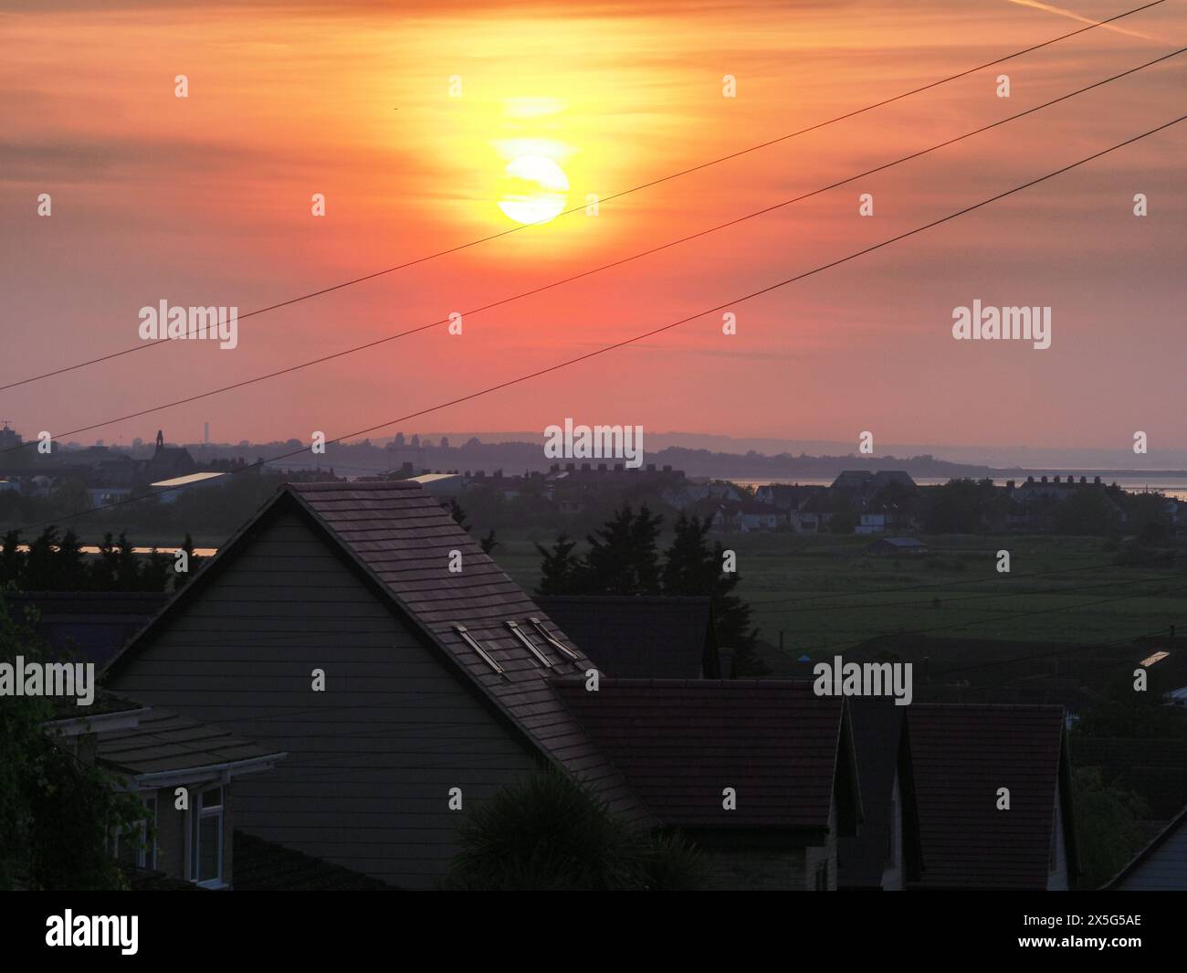Sheerness, Kent, Regno Unito. 9 maggio 2024. Meteo nel Regno Unito: Tramonto mozzafiato a Sheerness, Kent. Crediti: James Bell/Alamy Live News Foto Stock