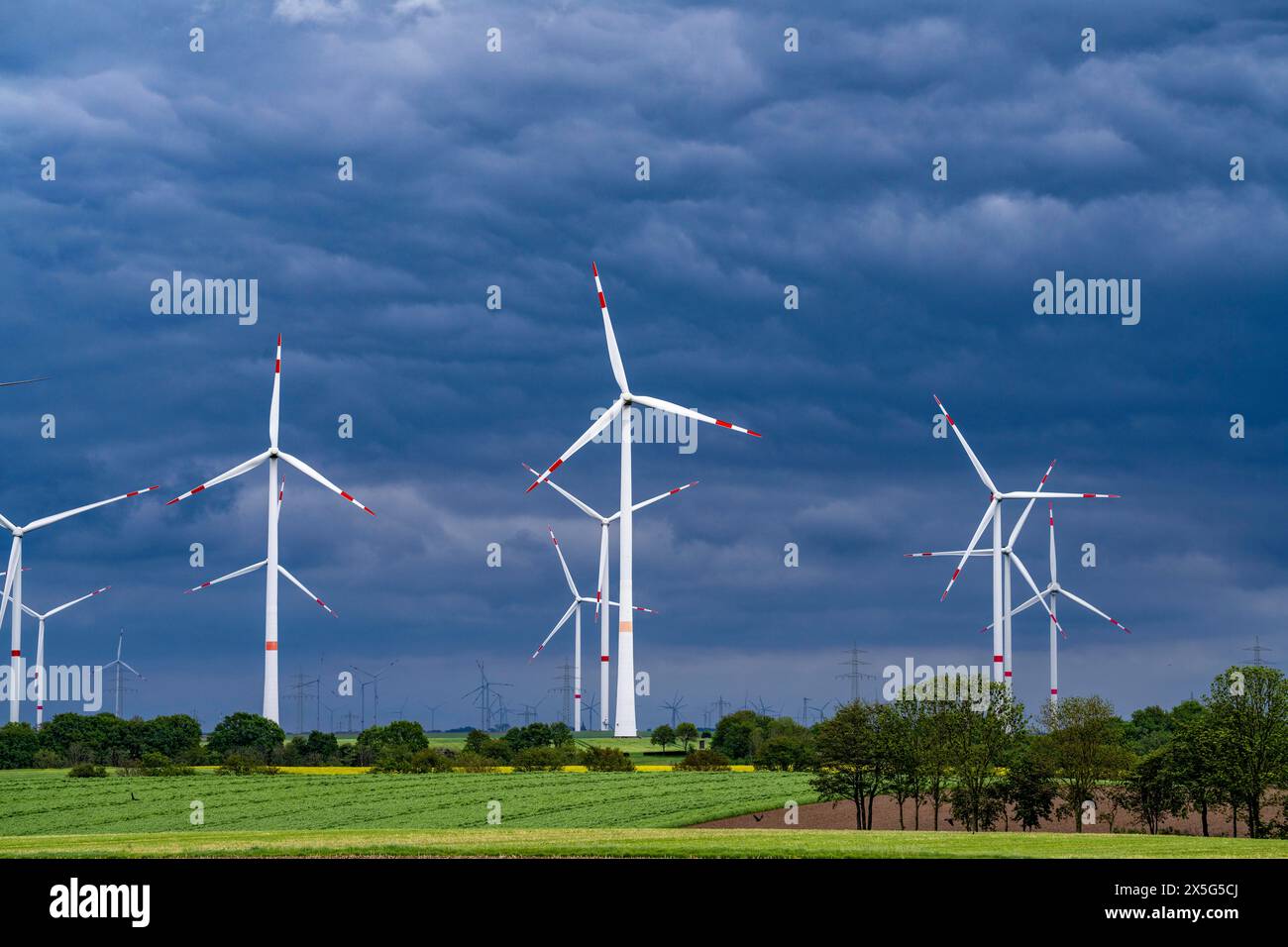 Parco eolico ad est di Geilenkirchen, nuvole di tempesta buie, vento forte, NRW, Germania, Foto Stock