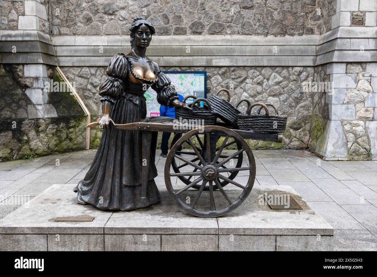 DUBLINO, IRLANDA - 25 MARZO 2023: L'iconica statua di bronzo del pescivendolo immaginario Molly Malone in Suffolk Street. Foto Stock