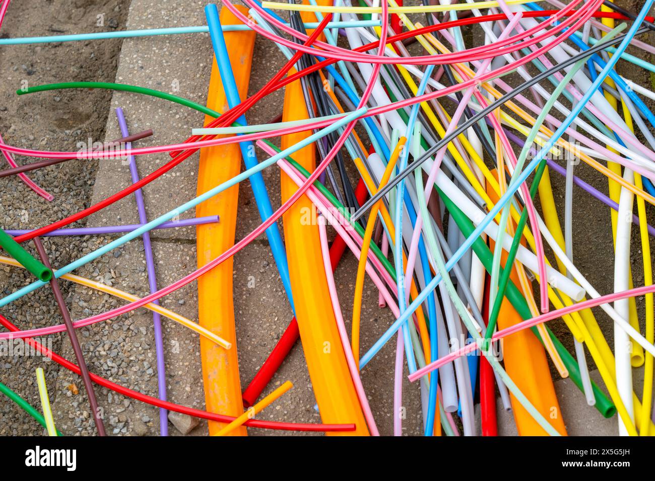 Resti di condotti vuoti per i cavi in fibra ottica che sono stati disposti, in cui il cavo in fibra ottica effettivo viene successivamente soffiato e collegato al res Foto Stock