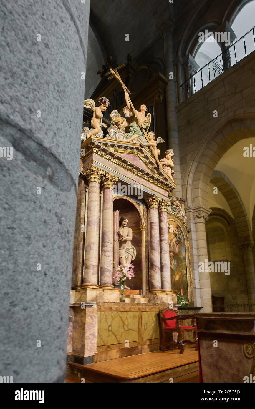 Lugo, Spagna - 09 maggio 2024: Una imponente statua adorna il maestoso interno della Cattedrale di Lugo circondato da un'architettura intricata e dettagliata. Foto Stock