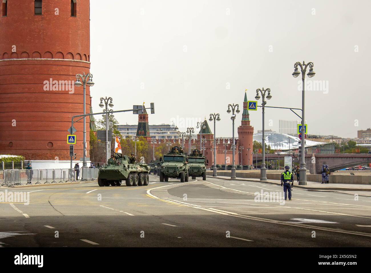 Mosca, Russia. 9 maggio 2024. Una colonna di veicoli militari russi, tra cui una portaerei corazzata russa†BTR 82A, è vista accanto al muro del Cremlino mentre lascia la Piazza Rossa subito dopo la sfilata del giorno della Vittoria a Mosca. Il giorno della Vittoria si celebra ogni anno il 9 maggio. Oltre al suo significato simbolico, è stato uno strumento per dimostrare le nuove armi della Russia ai potenziali avversari. (Foto di Vlad Karkov/SOPA Images/Sipa USA) credito: SIPA USA/Alamy Live News Foto Stock